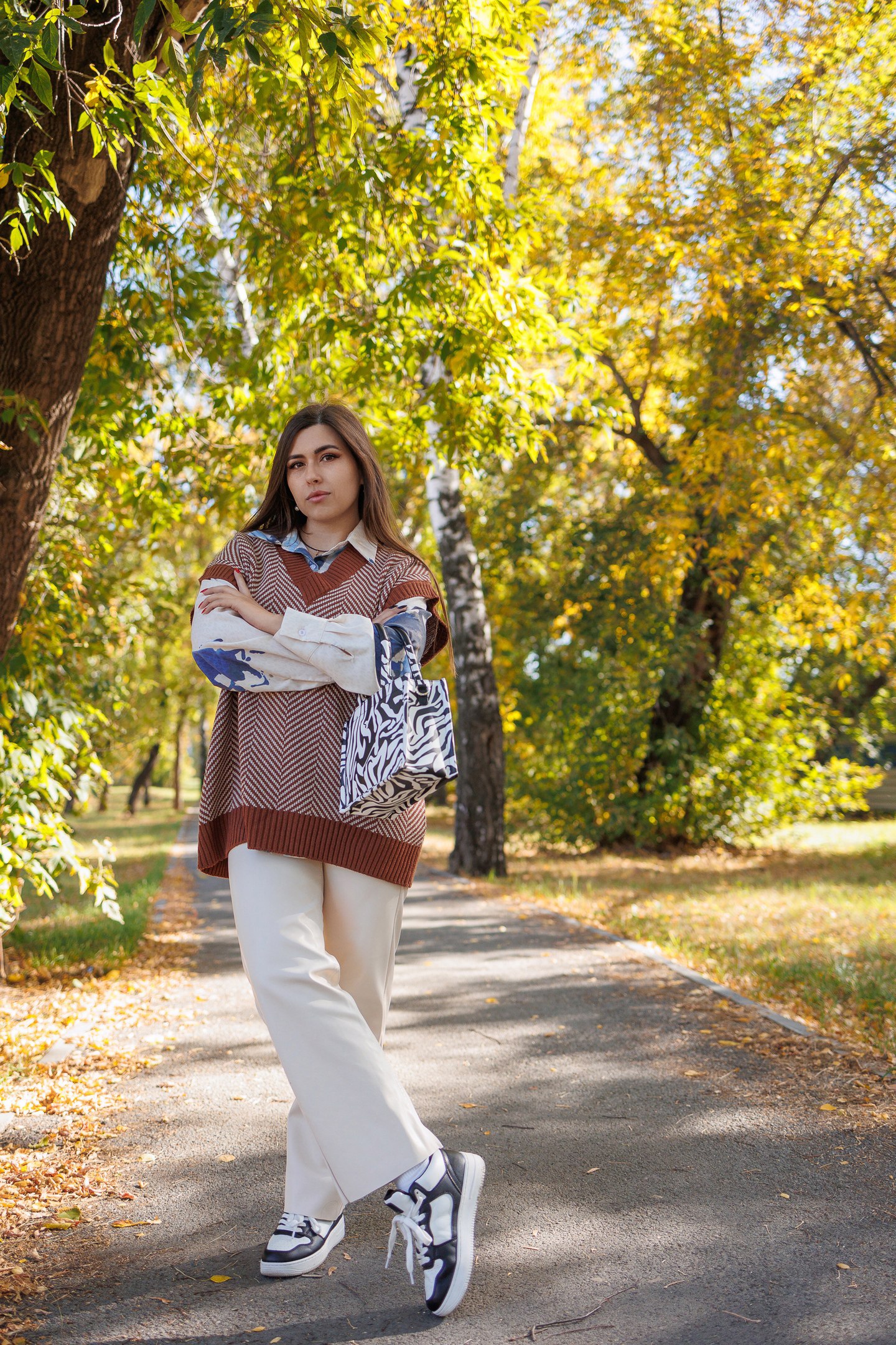 Аллея напротив ТЦ Премьер