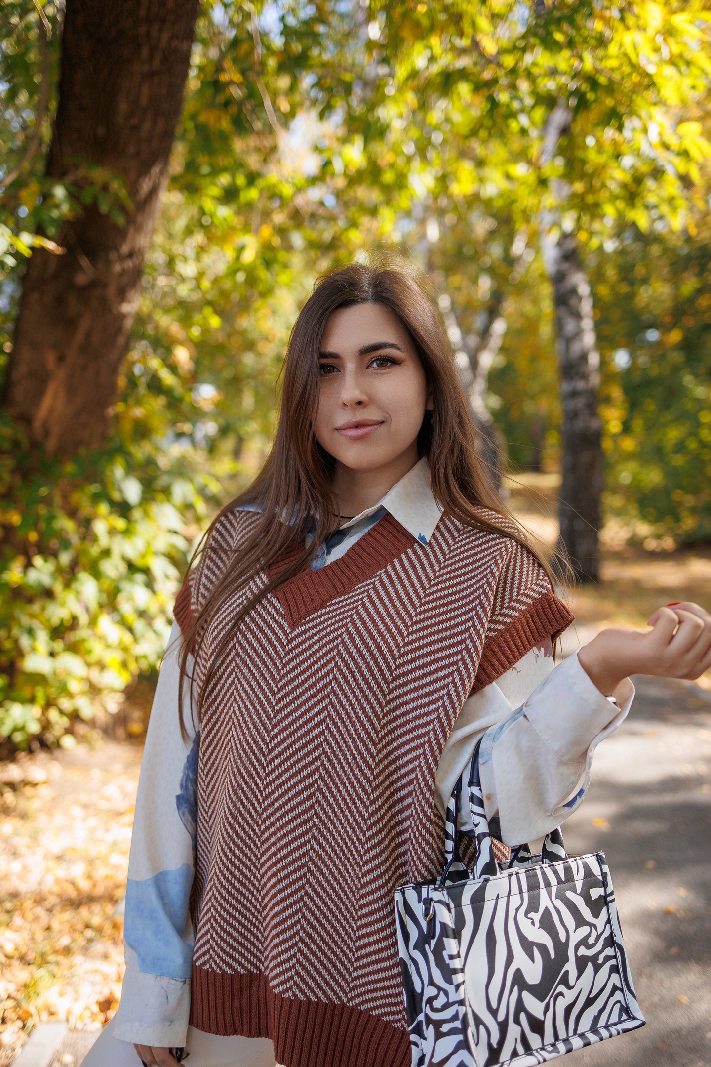 Аллея напротив ТЦ Премьер